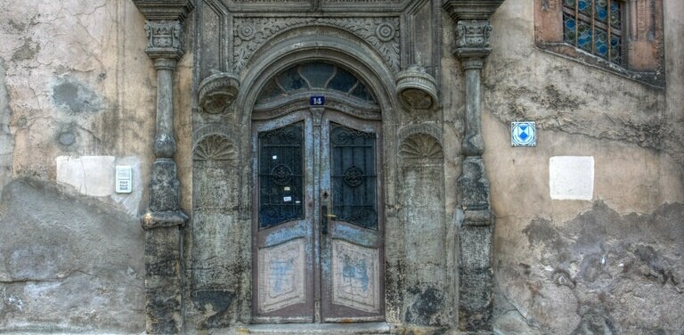 старинные двери